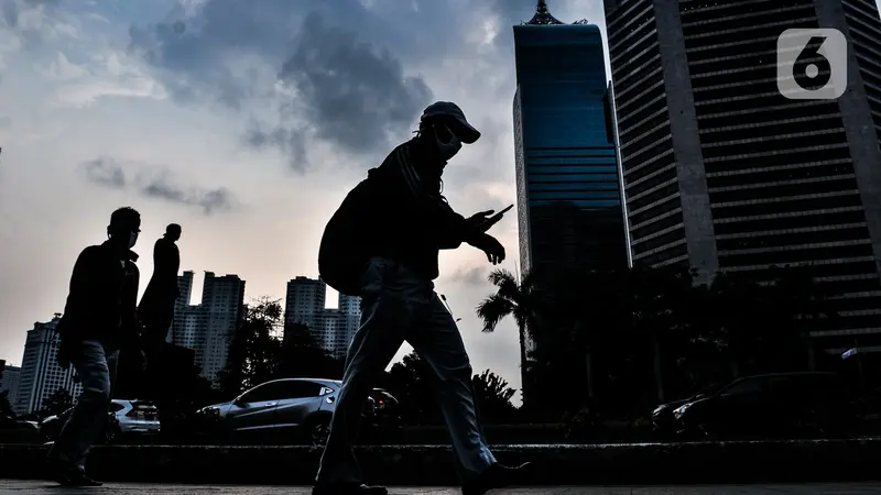 FOTO: Pembatasan 25 Persen Pekerja Kantoran di Jakarta