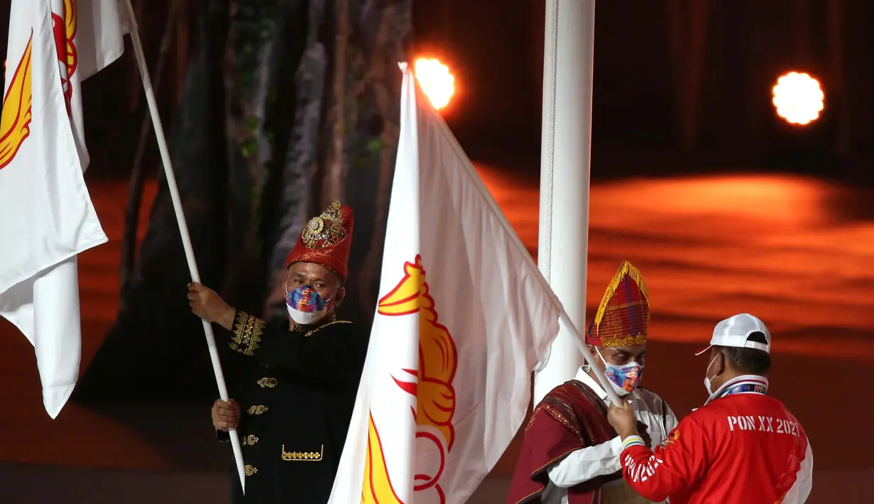 Selanjutnya Ketua KONI menyerahkan estafet tuan rumah PON 2024 kepada Provinsi Aceh dan Sumatra Utara yang diwakilkan masing-masing Gubernur. (PBPON XX PAPUA/Erly Bahtiar)