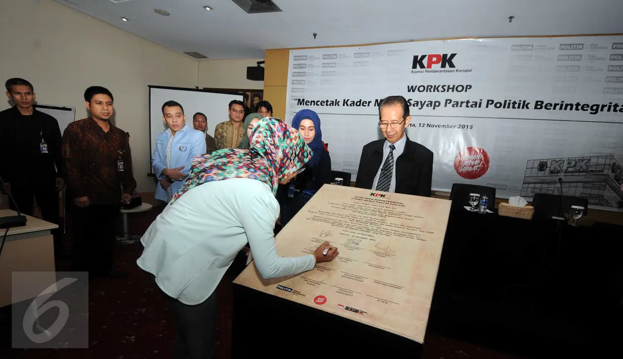 Zulkarnain menyaksikan penandatanganan MOU Parpol Cerdas dalam acara Workshop di gedung KPK, Jakarta, Kamis (12/11/2015). Kpk ingin tanamkan mental pemilih yang berintegritas. (Liputan6.com/Helmi Afandi) 