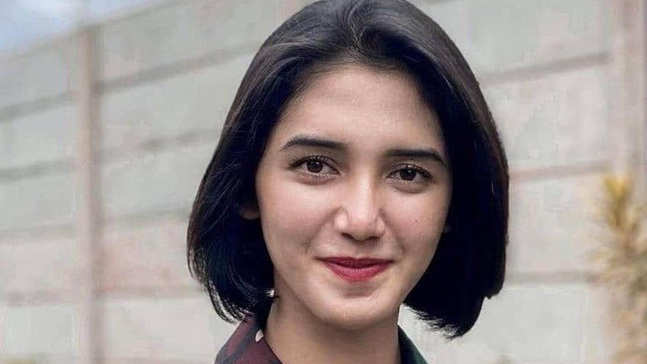 Serda Adhini Mengenakan Seragam Dinas