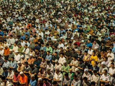 Ratusan jemaah melaksanakan salat Jumat di Masjid Istiqlal, Jakarta, Jumat (2/6). Umat muslim memadati masjid Istiqlal menunaikan salat Jumat pertama dalam bulan Ramadan 1438 H. (Liputan6.com/Gempur M Surya)