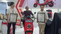 Motor listrik Selis mencatat rekor Muri usai sukses jalan Jakarta-Brebes sekali isi baterai. (Istimewa)