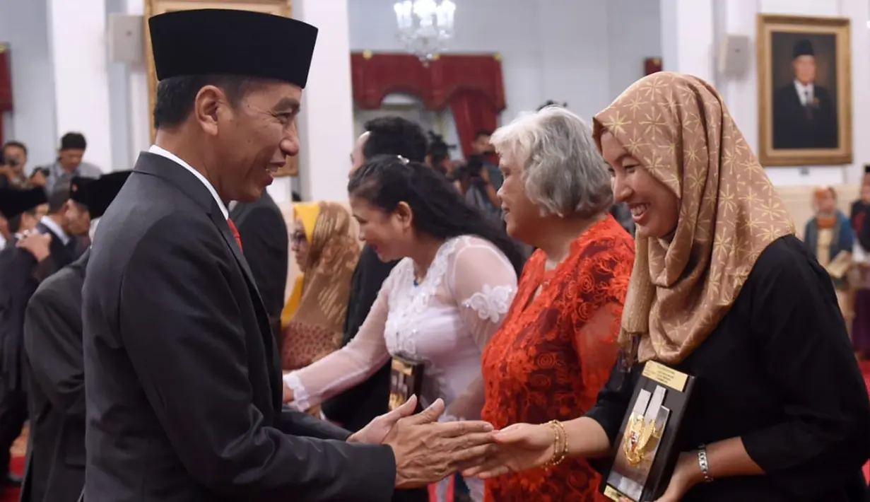 Presiden Joko Widodo (kiri) memberikan gelar Pahlawan Nasional kepada ahli waris di Istana Negara, Jakarta, Jumat (8/11/2019). Jokowi memberikan gelar Pahlawan Nasional kepada enam tokoh yang dianggap berjasa untuk Indonesia. (Foto: Lukas-Biro Pers Sekretariat Presiden)