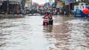 Akibat tingginya genangan air di kawasan ini membuat jalur tersebut terputus. (Liputan6.com/Angga Yuniar)