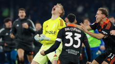 Kiper Como, Jean Butez, merayakan kemenangan bersama rekan setimnya usai mengalahkan Napoli pada laga perempat final Coppa Italia di Stadion Diego Armando Maradona, Rabu (11/2/2026). (Alessandro Garofalo/LaPresse via AP)