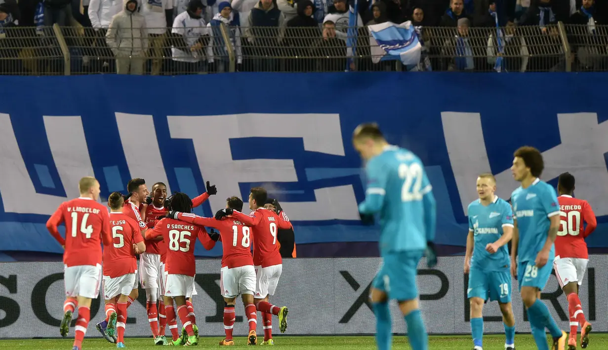 Para pemain Benfica, merayakan kemenangan atas tuan rumah FC Zenit pada leg kedua 16 besar Liga Champions di Stadion Petrovsky, St. Petersburg, Kamis (10/3/2016) dini hari WIB.  (AFP/Kirill Kudryavtsev)