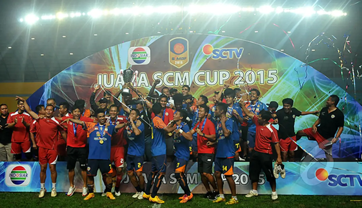 Pemain Arema Cronus saat mengangkat piala merayakan kemenangan saat laga Final SCM Cup 2015 di Stadion Jakabaring,Selasa (27/1/2015). Arema Cronus Menang 1-0 atas Sriwijaya FC. (Liputan6.com/Johan Tallo)