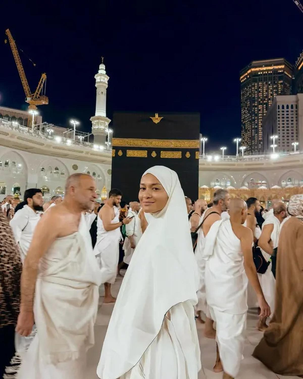 7 Potret Hana Malasan Umrah Bareng Keluarga Sean Gelael, Gaya Hijab Bikin Pangling