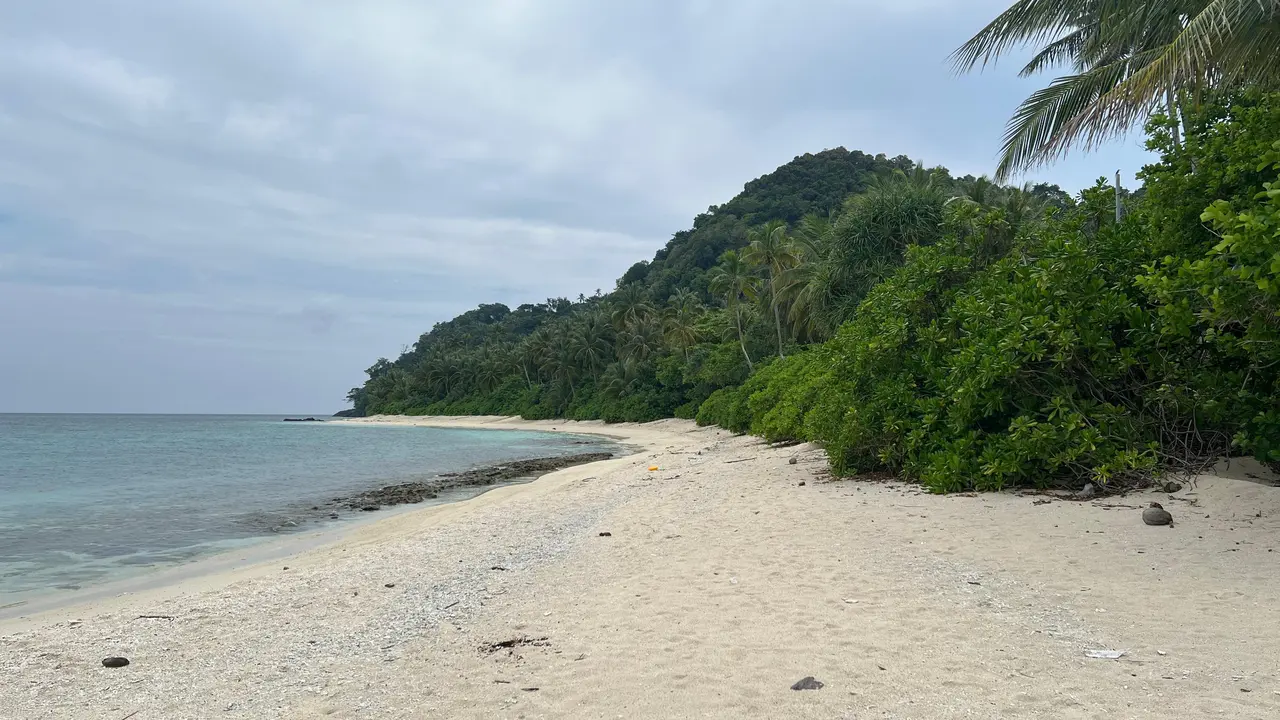 Pantai Pulau Senua, Kabupaten Natuna, Provinsi Kepulauan Riau.