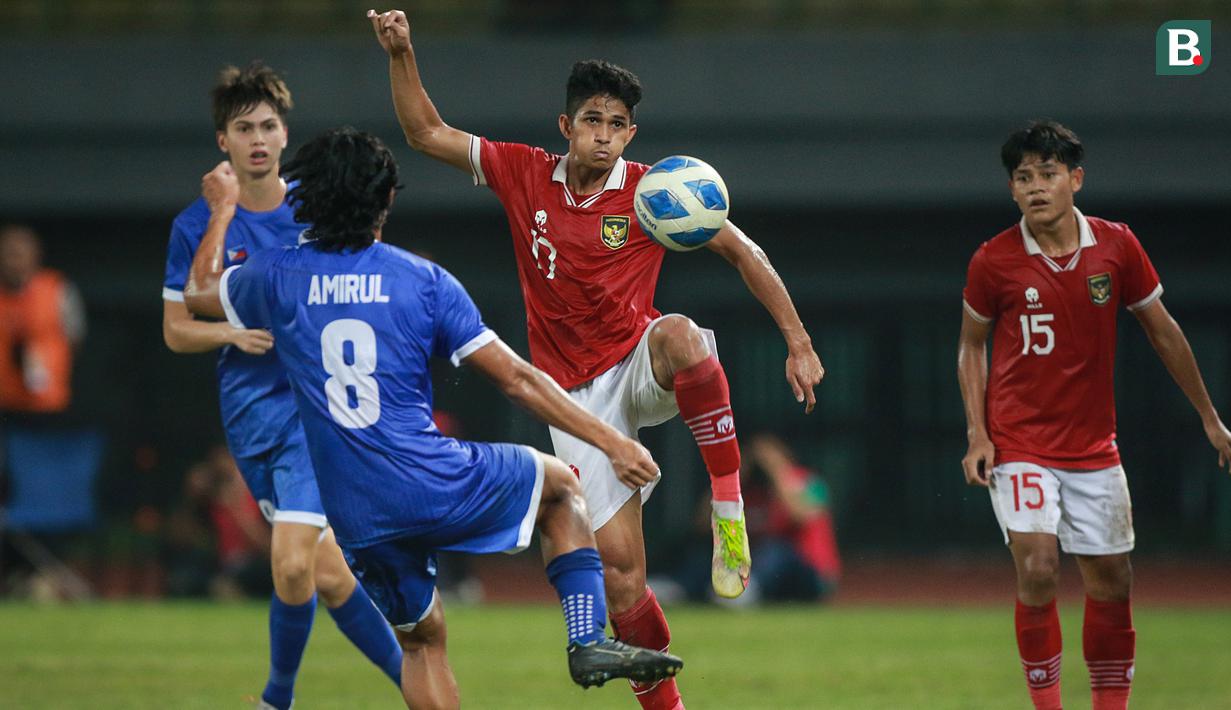 <p>Pemain Timnas Indonesia U-19,&nbsp;Subhan Fajri&nbsp;berebut bola dengan pemain&nbsp;Filipina, Kamil Jaser rendon Amirul dalam pertandingan babak penyisihan Grup A Piala AFF U-19 yang berlangsung di Stadion Patriot Candrabhaga, Bekasi, Jumat (8/7/2022). (Bola.com/Bagaskara Lazuardi)</p>