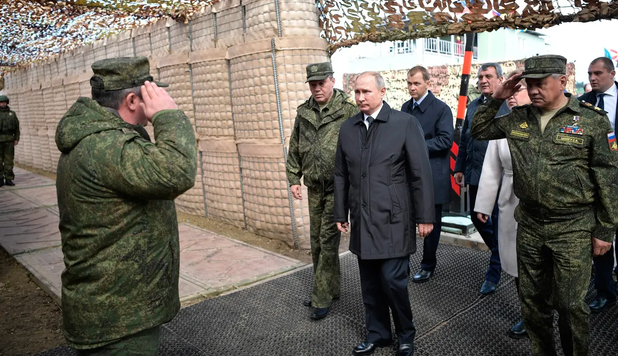 Presiden Rusia Vladimir Putin tiba untuk memantau latihan militer Vostok 2018 di Siberia Timur, Rusia, Kamis (13/9). Latihan militer Vostok 2018 berlangsung selama seminggu mulai 11 September 2018. (Alexei Nikolsky, Sputnik, Kremlin Pool Photo via AP)