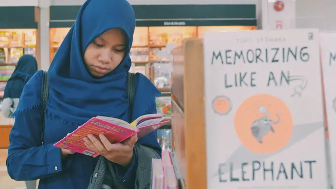 Muslimah Membaca Buku