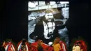 Beberapa orang memberikan penghormatan kepada jenazah Andrei Stenin saat upacara persemayaman di Moskow, (5/9/2014). (REUTERS/Sergei Karpukhin)