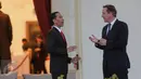 Presiden Jokowi (kiri) ketika menunjukkan sejumlah bangunan yang ada di kompleks Istana Kepresidenan kepada PM Inggris David Cameron di Teras Istana Negara, Jakarta, Senin (27/7). (Liputan6.com/Faizal Fanani)