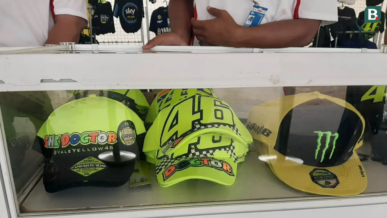 Foto: Stand Merchandise Valentino Rossi Curi Perhatian di Sirkuit Mandalika