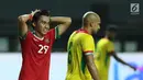 Pemain Timnas Indonesia, Septian David Maulana (kiri) meluapkan kekecewaan saat gagal mencetak gol ke gawang Guyana pada laga persahabatan di Stadion Patriot Candrabhaga, Bekasi, Sabtu (25/11). Indonesia unggul 2-1. (Liputan6.com/Helmi Fithriansyah)
