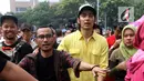  Aktor Abimana berjalan usai membagikan kopi gratis kepada pengunjung Car Free Day saat promo film Warkop DKI Reborn part 2 di Senayan, Jakarta, Minggu (13/08) (Liputan6.com/Fery Pradolo)