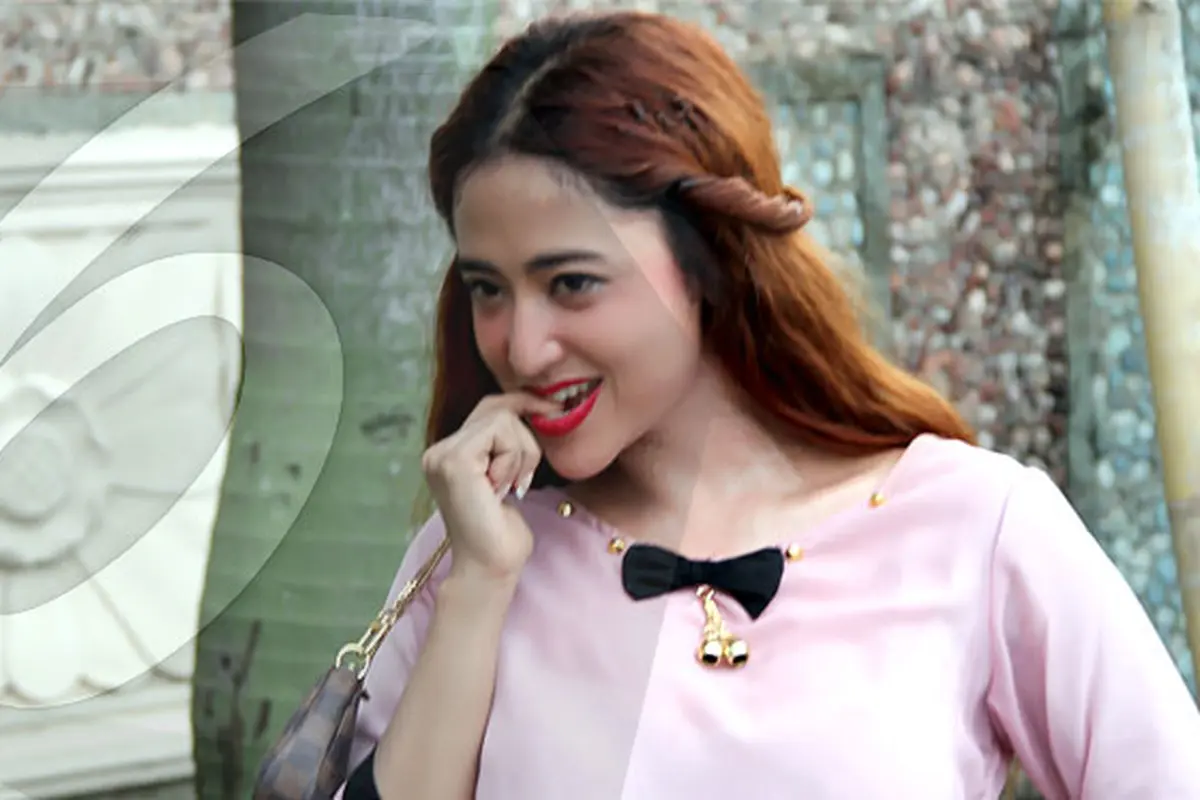 galeri-foto-seksi-dewi-perssik-1-130116b