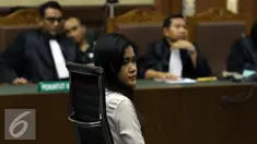 Terdakwa kasus pembunuhan Wayan Mirna Salihin, Jessica Kumala Wongso kembali menjalani persidangan ke-31 di PN Jakpus, Kamis (20/10). Jessica menyampaikan pembelaan atas jawaban JPU dengan agenda pembacaan duplik. (Liputan6.com/Helmi Afandi)