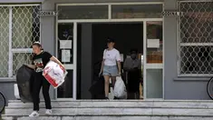 Mahasiswa meninggalkan kampus yang akan menampung warga Afganistan, di Tirana, Albania, Rabu (18/8/2021).  Albania sedang mempersiapkan kedatangan warga Afganistan yang bekerja dengan pasukan penjaga perdamaian Barat di Afganistan yang terancam oleh Taliban. (AP Photo/Franc Zhurda)