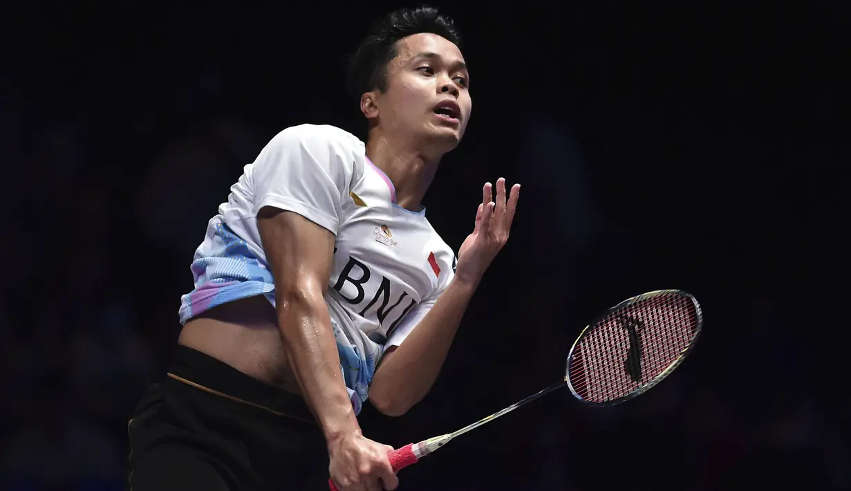 Pebulu tangkis tunggal putra Indonesia, Anthony Sinisuka Ginting melepaskan smes ke arah lawannya sesama wakil Indonesia, Jonatan Christie pada laga final tunggal putra kejuaraan bulu tangkis All England 2024 di Utilita Arena, Birmingham, Inggris (17/3/2024) malam WIB. Anthony Ginting kalah dua gim langsung (15-21, 14-21). (AP Photo/Rui Vieira)