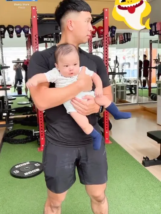 <p>Si kecil, Baby Issa, ternyata ikut menemani sang ibu olahraga. (Foto: Instagram/ davuuuu)</p>