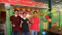 Pemiliki usaha gerai franchise ayam goreng cepat saji D'Kriuk Fried Chicken di Serang. (Bola.com/Alfi Yuda)