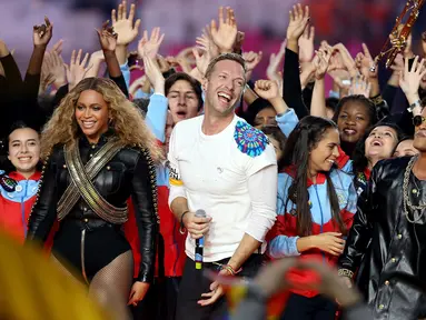 (Kiri-kanan) Beyonce, Chris Martin dari Coldplay dan Bruno Mars tampil pada halftime show Super Bowl 50 yang dihelat di Levi’s Stadium di Santa Clara, California, Minggu (7/2). (Streeter Lecka/Getty Images/AFP)