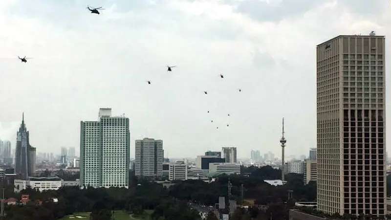 Helikopter lalu lalang di langit Jakarta