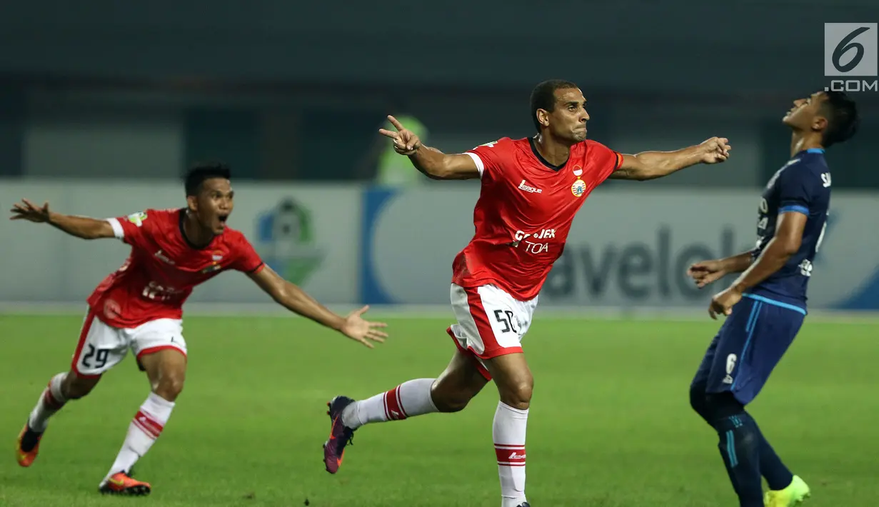 Penyerang Persija, Bruno da Silva Lopes (tengah) merayakan gol ke gawang Arema FC saat laga lanjutan Liga 1 Indonesia di Stadion Patriot Candrabhaga, Bekasi, Jumat (2/6). Persija unggul 2-0 atas Arema FC. (Liputan6.com/Helmi Fithriansyah)