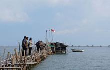 VIDEO: Wajah Pasukan Gigih Tahan Dingin, Makan di Laut di Tengah Obrak Abrik Pagar Bambu Tangerang