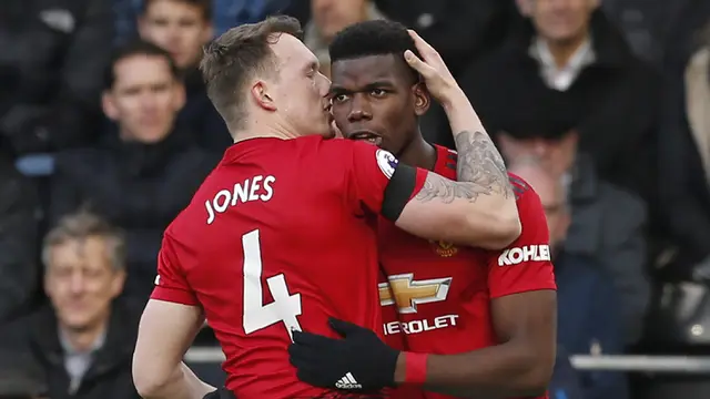 Pemain Manchester United, Phil Jones, merayakan gol yang dicetak Paul Pogba ke gawang Fulham. (AFP/Ian Kington)