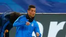 Aksi Gelandang Real Madrid, Cristiano Ronaldo menendang bola saat sesi latihan di Stadion Olimpiade di Roma, Italia (16/2). Real Madrid akan bertanding melawan AS Roma di leg pertama 16 besar Liga Champions. (REUTERS/Tony Gentile)