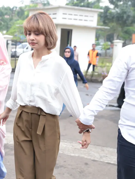 Setahun pisah ranjang, penyanyi Prastiwi Dwiarti atau yang dikenal dengan Tiwi T2, akhirnya menggugat cerai suaminya, Shogo Sakuramoto. Perselisihan sering kali terjadi pada pasangan ini. (Adrian Putra/Bintang.com)