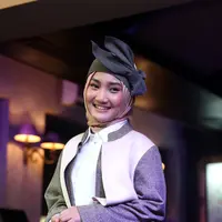 Lagu dengan makna mendalam karya Ismail Marzuki yang dipopulerkan Chrisye itu ia mengaku tertarik mendaur ulang kembali. Fatin secara resmi merilis lagu religi berjudul Ketika Tangan dan Kaki Berkata. (Nurwahyunan/Bintang.com)