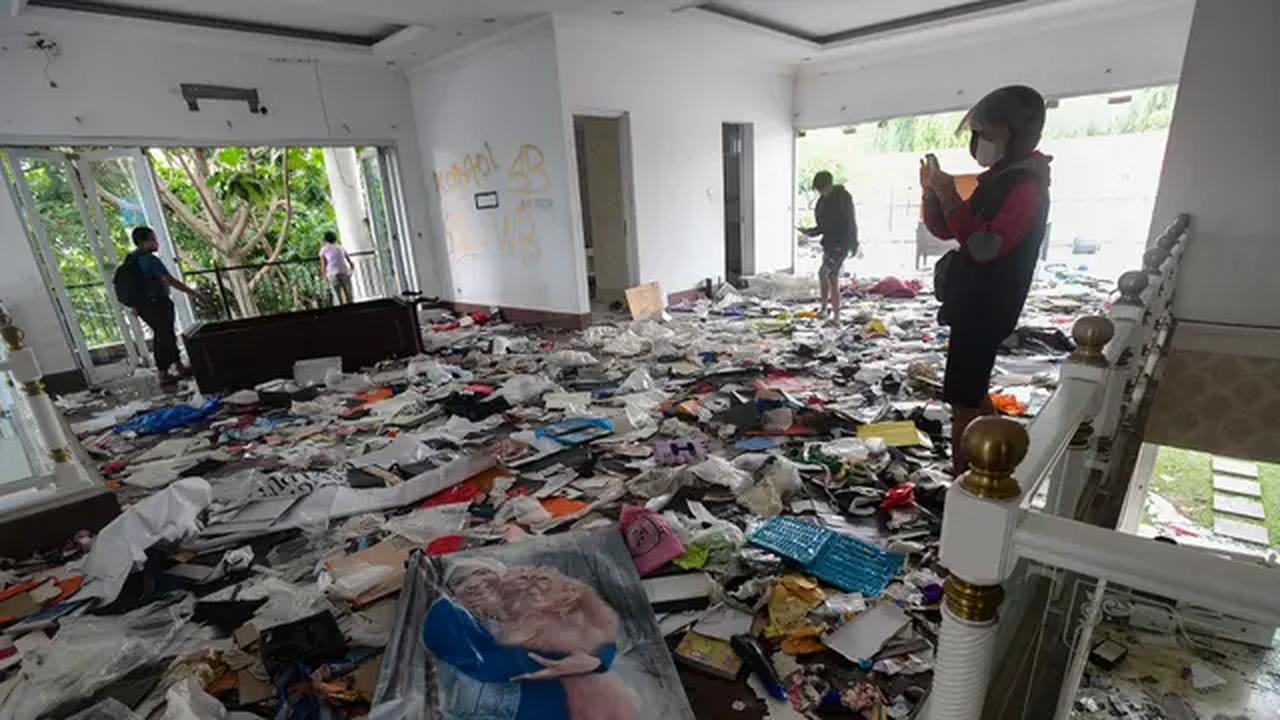 Kondisi rumah anggota DPR Uya Kuya usai tragedi penjarahan. (Liputan6.com/Arie Basuki)