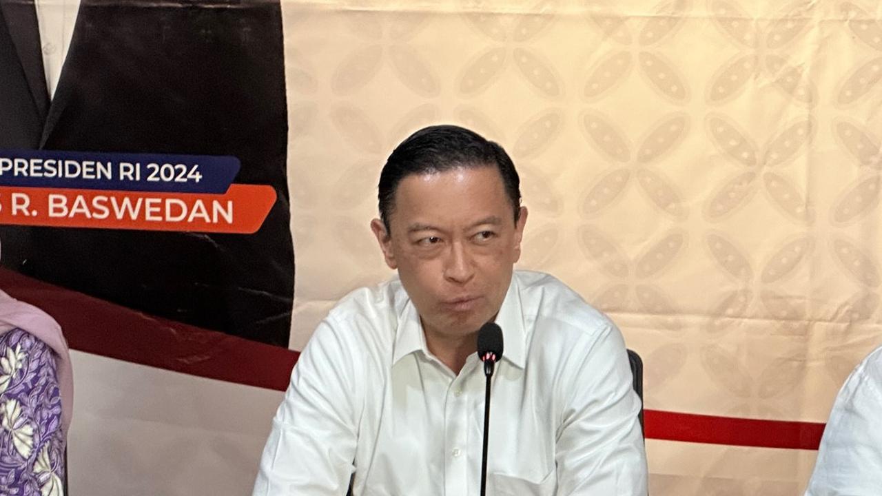 Co-captain Timnas AMIN Tom Lembong dalam konferensi pers di Rumah Koalisi Perubahan AMIN, Jalan Brawijaya X, Kebayoran Baru, Jakarta Selatan, Senin (26/2/2024)