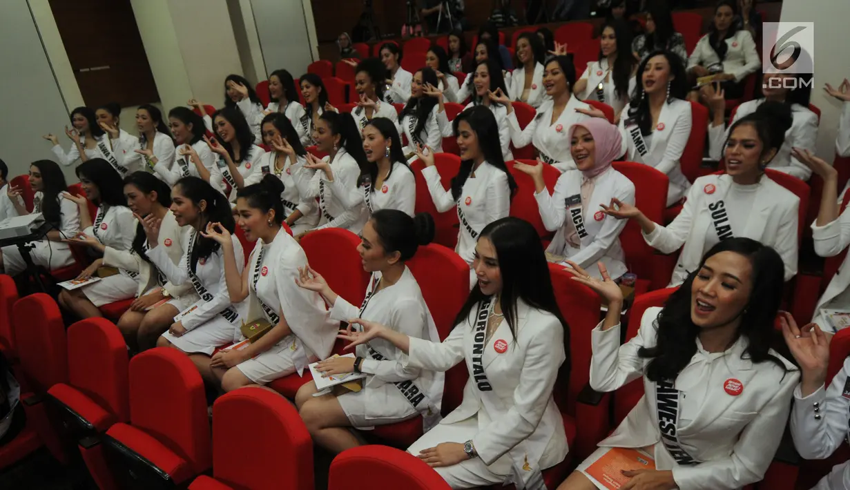 Finalis Puteri Indonesia 2019 mengunjungi Gedung KPK, Jakarta, Rabu (6/3). Kunjungan itu bagian dari program kompetisi yang mengharuskan para peserta berwawasan luas salah satunya mengenai peran perempuan sebagai agen antikorupsi (merdeka.com/Dwi Narwoko)