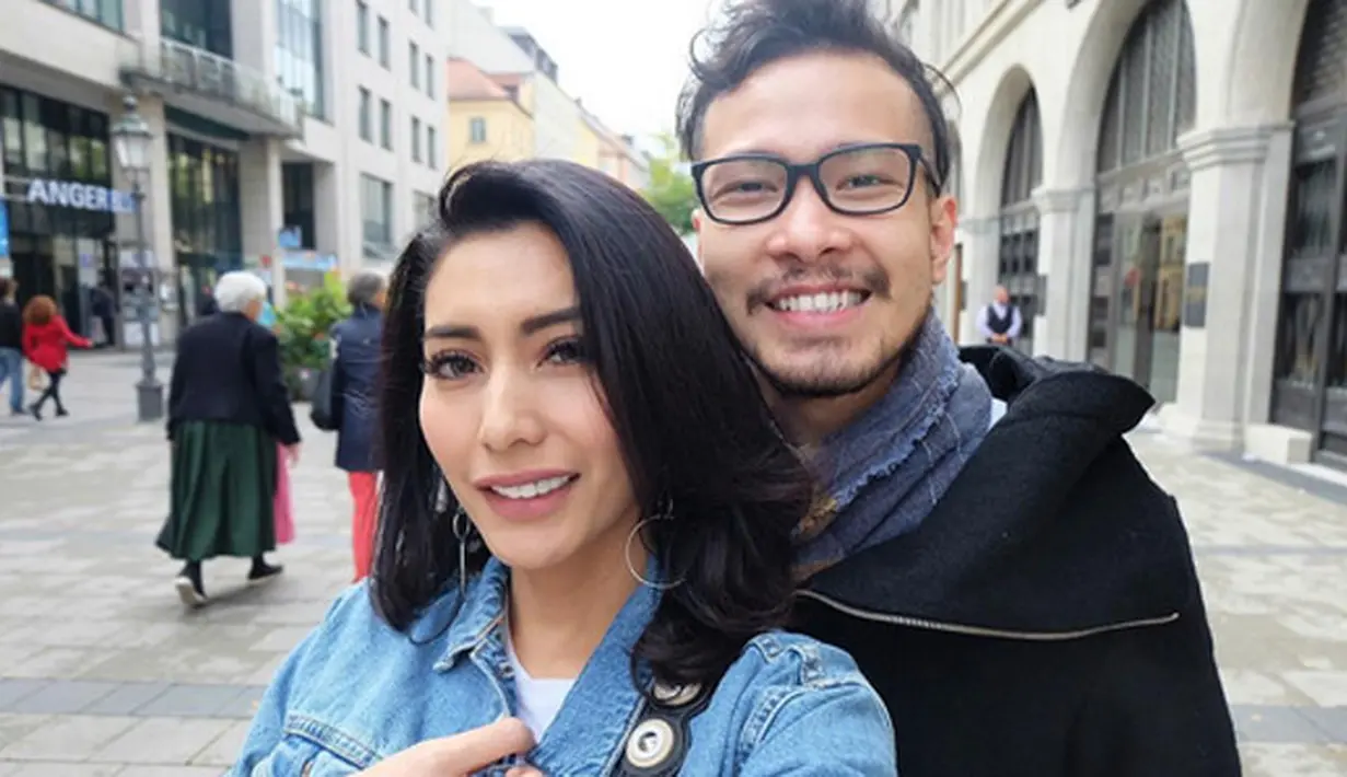 Beragam reaksi netizen melihat keduanya saat sedang menjalani liburannya. Dan paling banyak mendoakan pasangan yang tengah berbulan madu itu, segera diberi momongan. (Instagram/tyasmirasih)