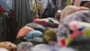 Calon pembeli memilih kain di Pasar Cipadu, Tangerang, Selasa (2/3/2021). Pandemi Covid-19 membuat industri tekstil dan pakaian jadi mengalami pertumbuhan negatif 8, 8% sepanjang 2020, bahkan pandemi membuat tenaga kerja di sektor industri tekstil berkurang hingga 13%. (Liputan6.com/Angga Yuniar)