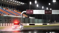 Race direction MotoGP melakukan inspeksi trek yang digenangi air setelah hujan lebat mengguyur Sirkuit Losail pada Sabtu (25/3/2017). (Crash)