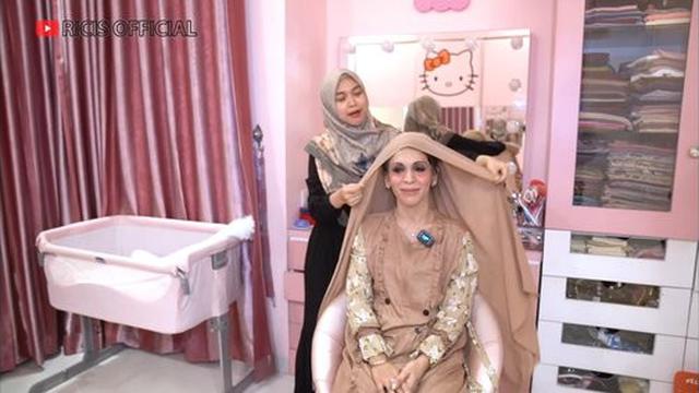 6 Momen Ria Ricis Bantu Pakaikan Hijab ke Kak Jill, Terkejut Lihat Cermin