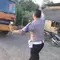 Tangkapan layar sejumlah Polantas di Tulang Bawang, Lampung bantu ganjal truk rem blong. (Liputan6.com/Istimewa).
