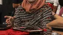 Dokter gigi Romi Syofpa Ismael menangis saat mendatangi Kemendagri, Jakarta, Rabu (31/7/2019). drg Romi penyandang disabilitas yang menduduki peringkat pertama saat tes tapi gagal menjadi CPNS di Solok Selatan, Sumbar datang untuk mencari keadilan. (Liputan6.com/Johan Tallo)