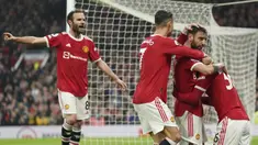 Pemain Manchester United Bruno Fernandes (kedua kanan) merayakan gol ke gawang Brentford pada pertandingan sepak bola Liga Inggris di Stadion Old Trafford, Manchester, Inggris, 2 Mei 2022. Manchester United menang 3-0. (AP Photo/Jon Super)