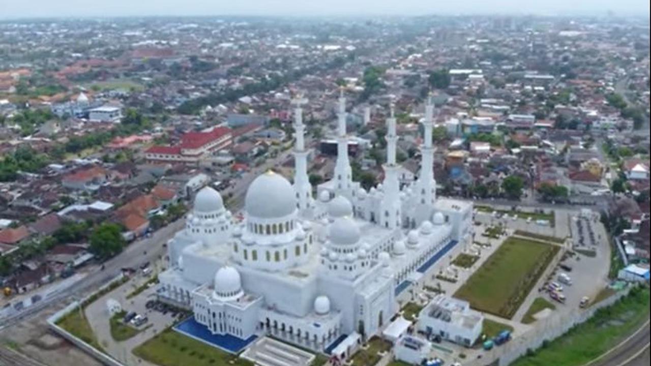 Menurut Wali Kota Solo Gibran Rakabuming Raka, dalam sehari masjid yang dibangun sejak awal Februari 2021 itu dikunjungi tak kurang dari 30.000 wisatawan dari berbagai daerah. Kemegahan masjid kebanggaan masyarakat Solo tersebut nyatanya tak bisa menutup 