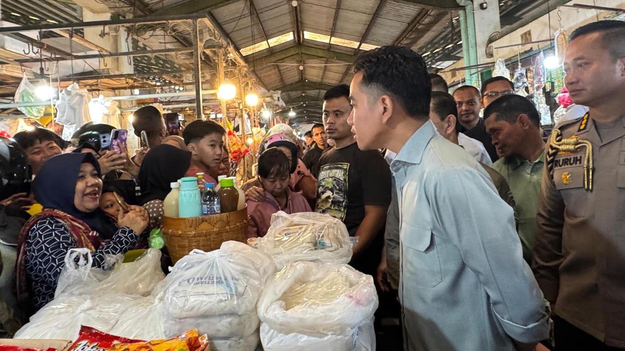 Wapres Gibran Tinjau Pasar Flamboyan Pontianak, Serap Aspirasi Pedagang Sekaligus Cek Harga Kebutuhan Pokok