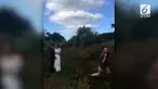 Ketika melihat aksi fotografer ini saat merekam momen prewedding, warganet merasa capek karenanya.