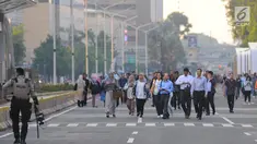 Sejumlah karyawan terpaksa berjalan kaki usai pulang kerja di kawasan Thamrin, Jakarta, Selasa (21/5). Akibat adanya aksi masa tolak hasil pemilu 2019 membuat sejumlah ruas jalan di kawasan tersebut di tutup. (Liputan6.com/Angga Yuniar)