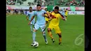 Pemain Depan Persela, Pedro Javier (kiri) saat melawati pemain belakang Sriwijaya FC saat laga SCM Cup 2015 di Stadion Jakabaring, Palembang, Minggu (25/1/2015) Sriwijaya menang 2-1 atas Persela. (Liputan6.com/Johan Tallo)